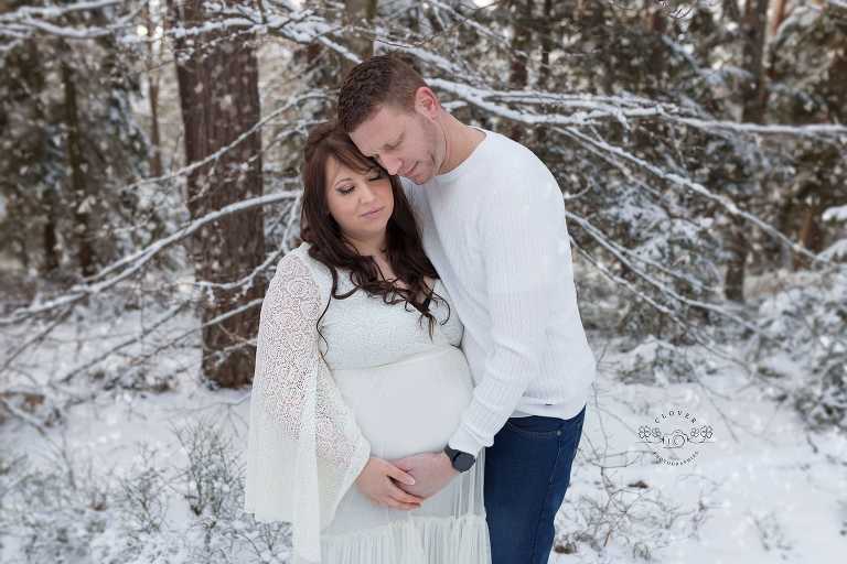 séance photo grossesse strasbourg en hiver sous la neige - clover photographies