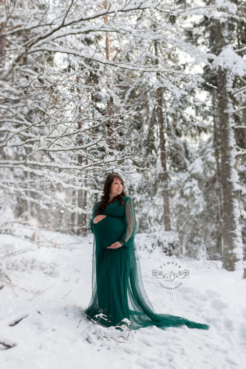 Séance photo grossesse en hiver sous la neige à strasbourg - Clover Photographies