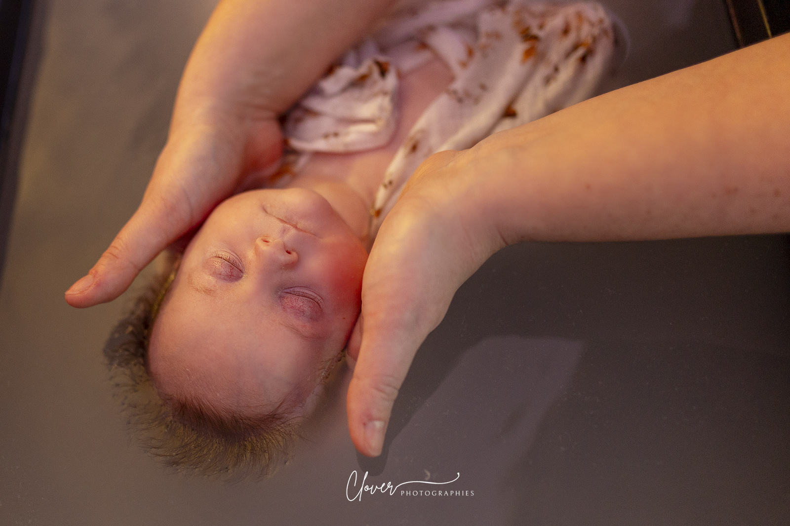 Reportage photo vidéo bain enveloppé thérapeutique photographe bébé strasbourg Truchtersheim obernai clover photographies