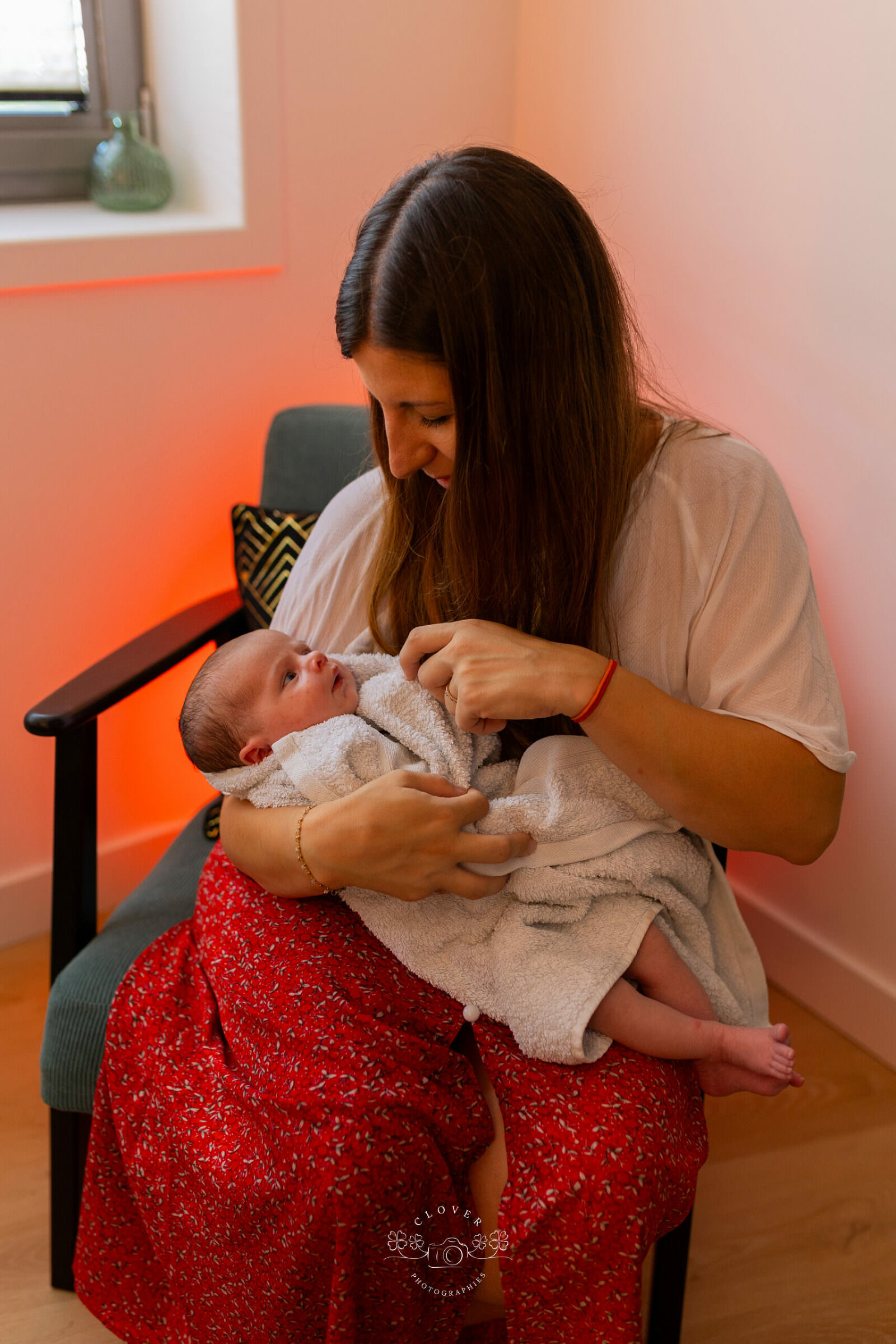 shooting photo bébé bain enveloppé, séance photo wiwersheim berceau des anges naissance